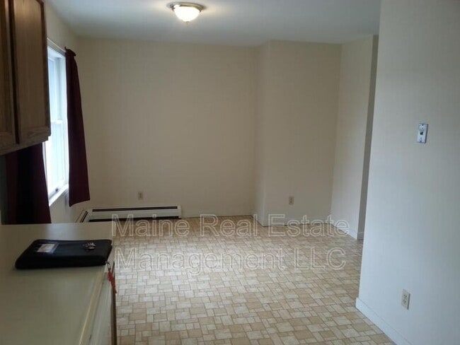 Building Photo - 114 Main Rd N