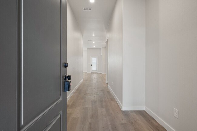 Building Photo - Pre leasing for August: 4-Bedrooms, 2-Bathroom