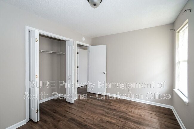 Building Photo - 9506 S Cardinal Dr