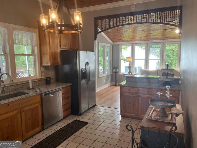 Building Photo - 568 S Talbotton St