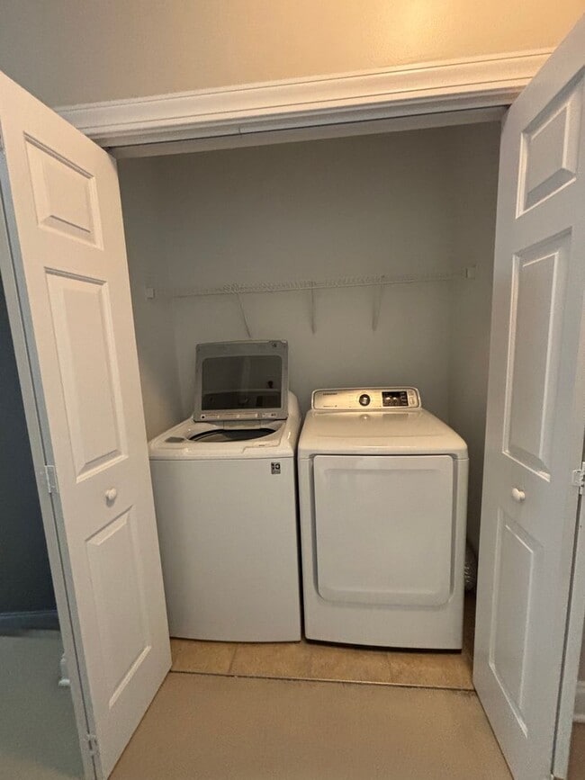 Building Photo - AVAILABLE NOW! End-Unit Townhouse in Pennington Square