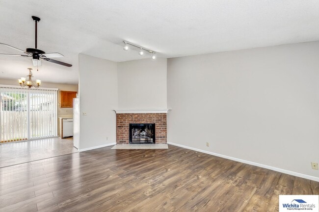 Building Photo - Showings starting 01/09!