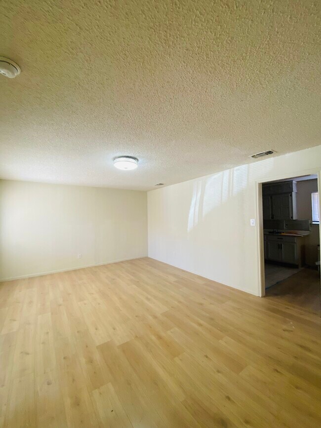 Building Photo - 815 S Roy Reynolds Dr