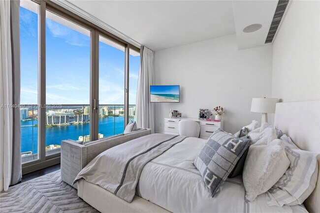 Building Photo - 17901 Collins Ave