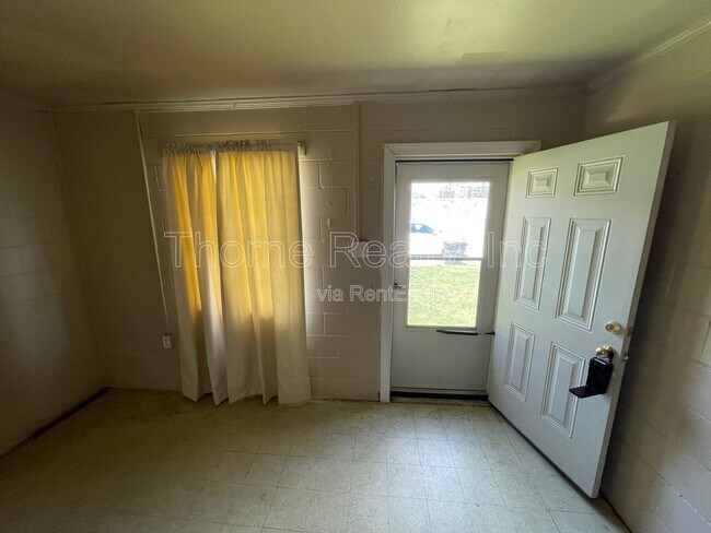 Building Photo - 415 Rocky St