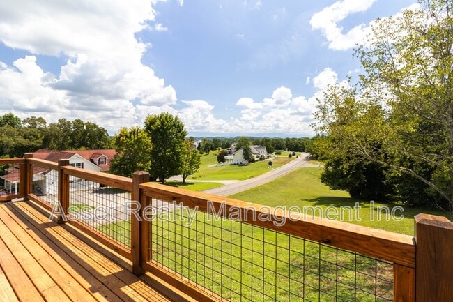 Building Photo - 915 River Cliff Dr
