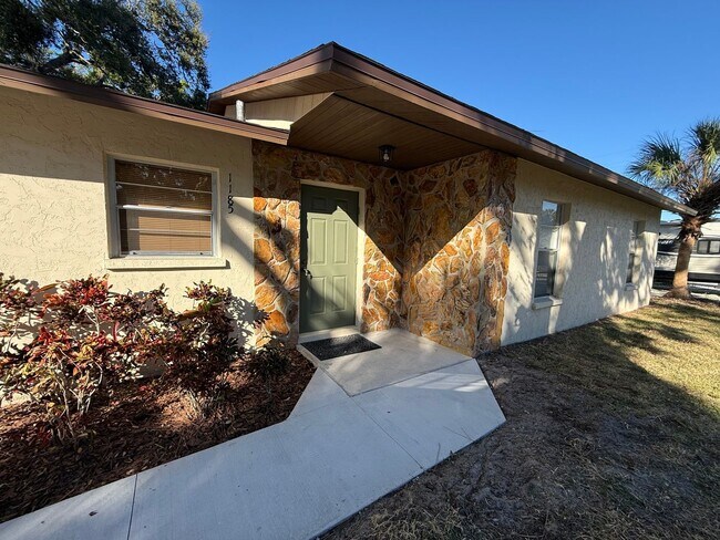 Building Photo - Move-In Ready 3-Bedroom Home Near UTC & Sarasota Airport!