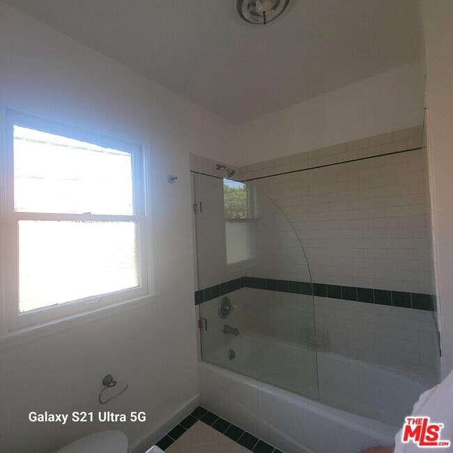 Building Photo - 304 S Reeves Dr