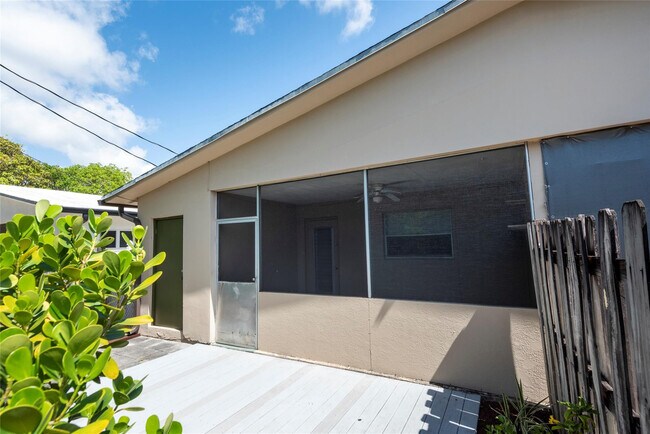 Building Photo - 930 Mandarin Is