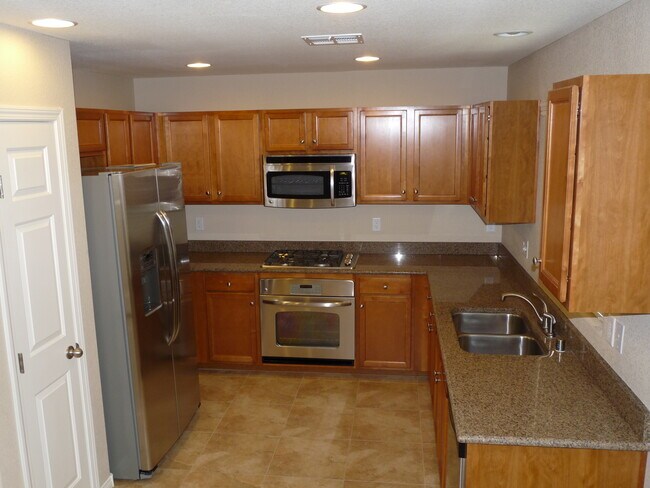 Building Photo - SOUTHERN HIGHLANDS 3 BEDROOM, 3 BATH HOME