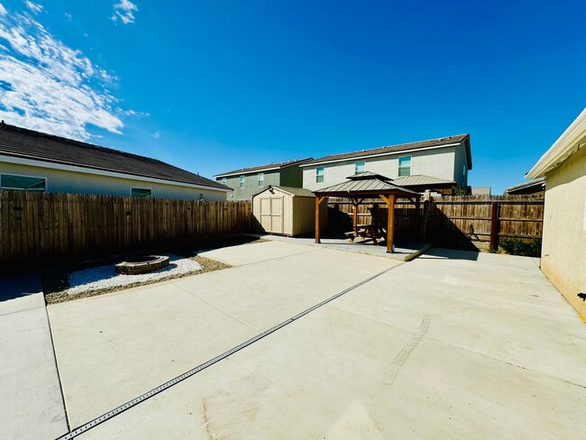 Building Photo - Beautiful 4 Bedroom 2 Bath Home with SOLAR...