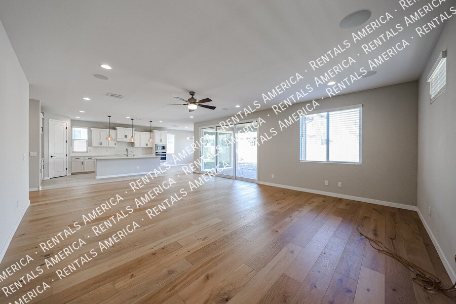 Building Photo - 1726 W Jeanine Dr