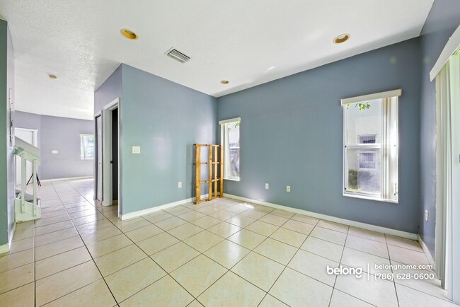 Building Photo - 2915 SE 15th Terrace