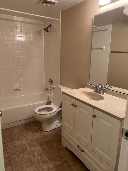 Hallway Bath - 3002 W Cleveland St
