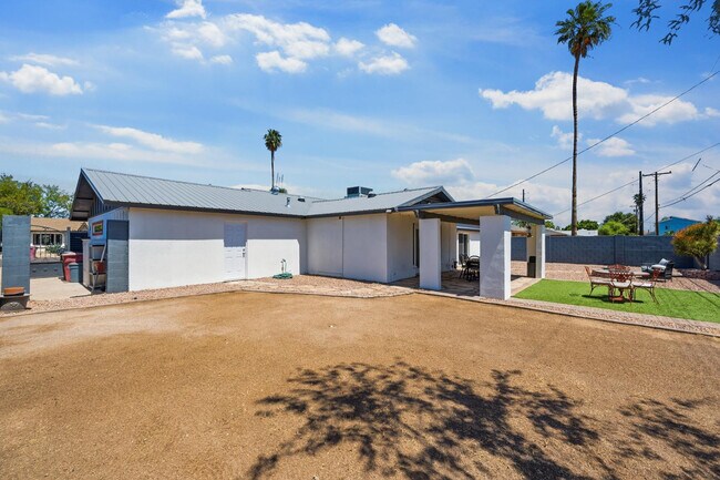 Building Photo - 8639 E Virginia Ave