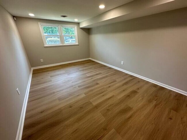 Building Photo - Immaculate 3 BD 2 BA Detached Home with Ga...