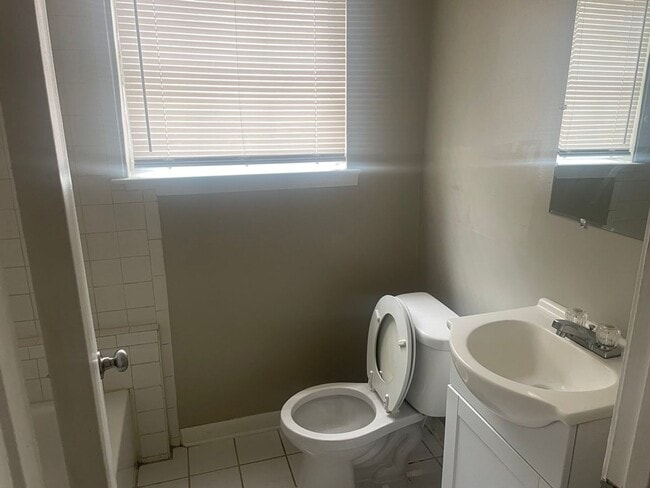 Building Photo - Move-in Special! 1/2 off first month's rent!
