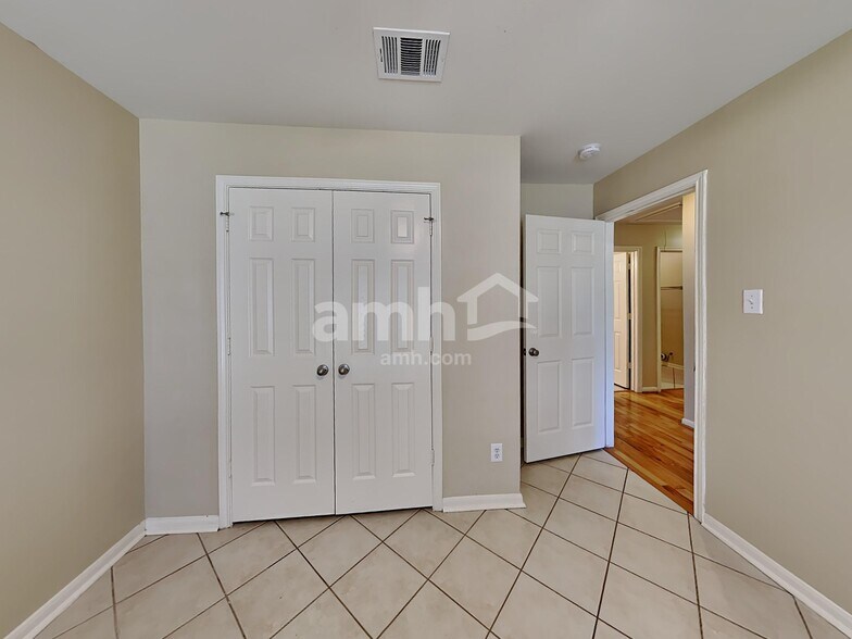 Building Photo - 104 Laguna Pointe Dr