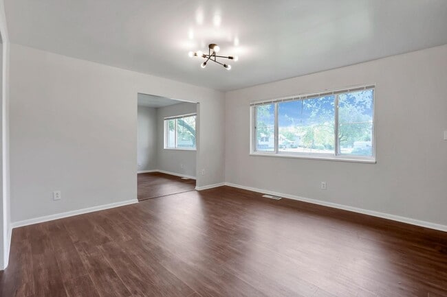 Building Photo - 3150 Vauxhall Dr