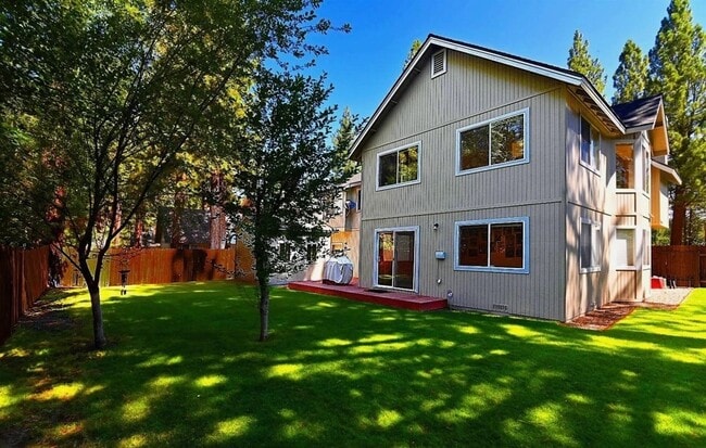 Building Photo - Large upscale home with large garage