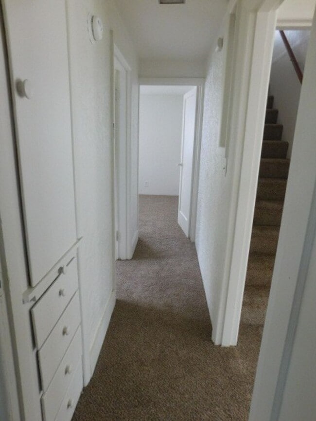 Building Photo - 3Bd/1.5Ba Two Story House - Available to View!