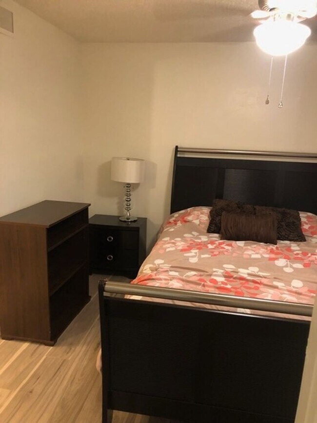 Building Photo - Charming 1BR Condo in Dallas