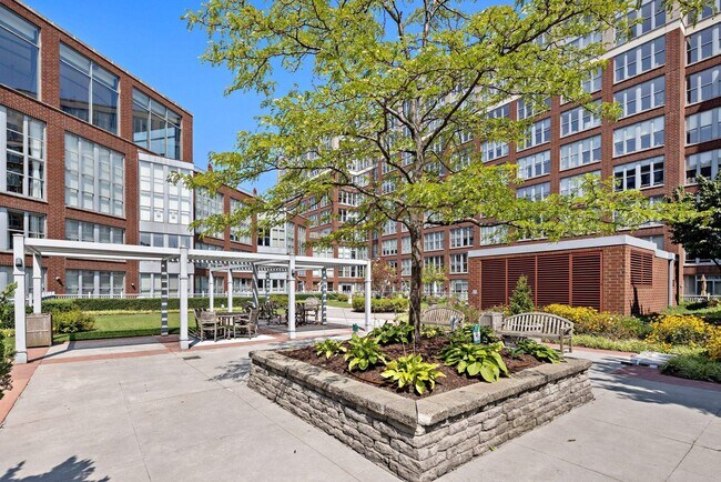 Building Photo - 1100 Maxwell Ln