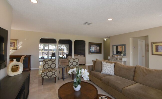 Building Photo - 609 S Crescent Dr