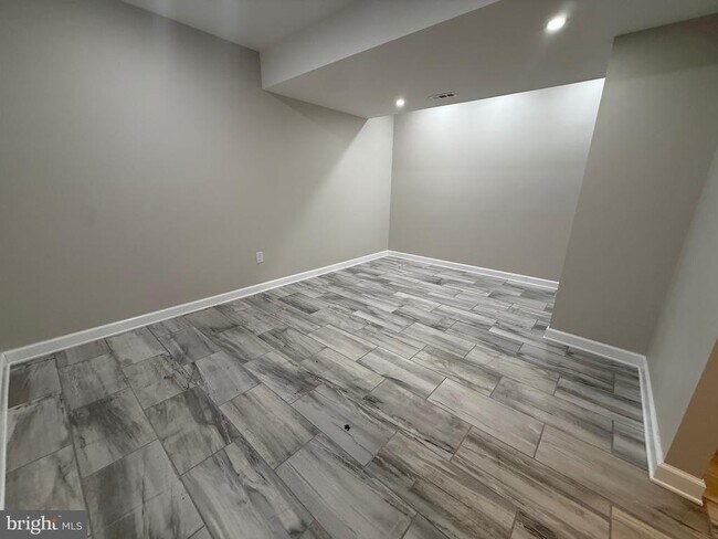 Building Photo - 16655 Macnaughton Ct