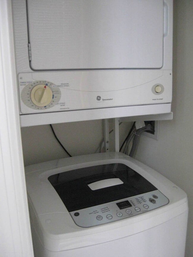 Building Photo - 111 E Chestnut St