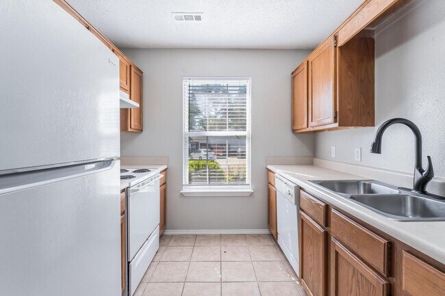 Building Photo - 3300 SW Landau Ct