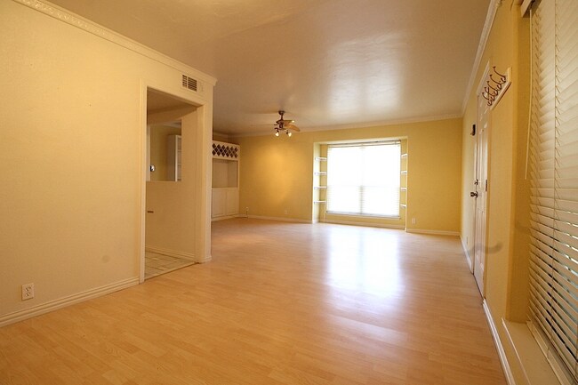 Building Photo - BEAUTIFUL HOME. UTILITIES INCLUDED!!!!