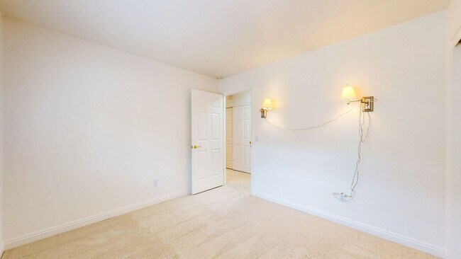 Building Photo - 7971 Oakmont Dr