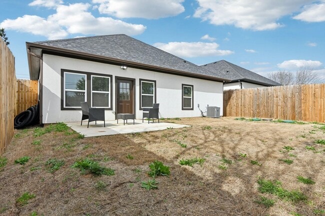 Building Photo - Spacious Custom New Build- 4 Bed 2 Bath Ho...