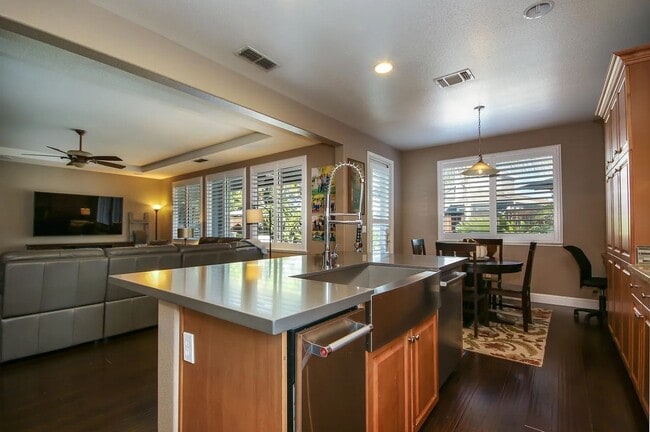 Building Photo - Amazing Solar Fosket Ranch Pool, Spa, Buil...
