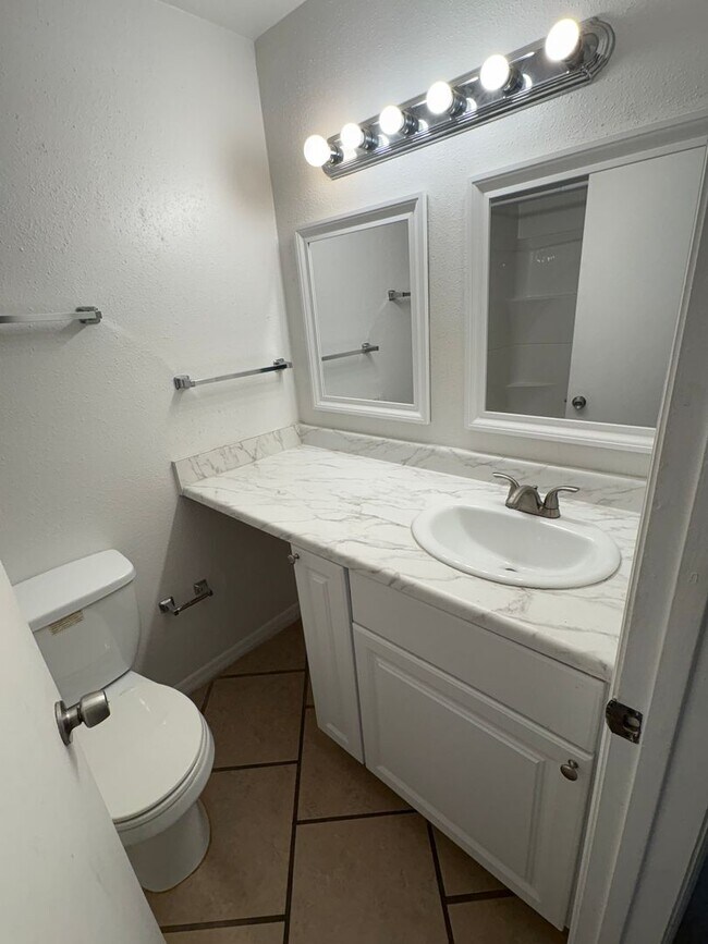 Building Photo - 1/1 Condo for Rent in Fort Myers