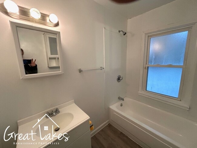 Building Photo - Lovely 2 Bedroom 1 Bathroom now available for rent