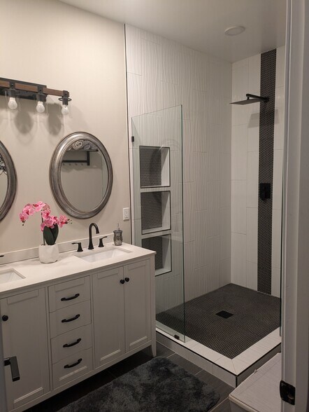 Attached apartment bathroom - 8879 E Friess Dr