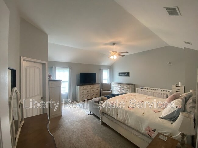 Building Photo - 162 Carriage Way