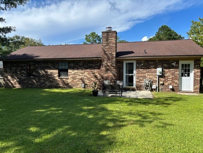 Building Photo - 206 Village Green Cir