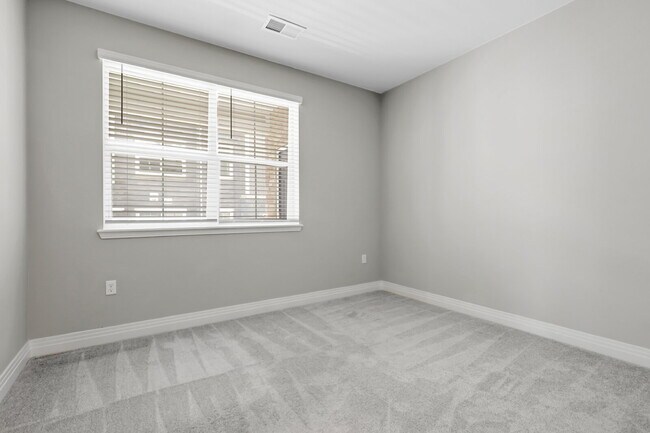 Building Photo - $2,775 - 3 Bed, 3 Bath Condo in Aurora wit...