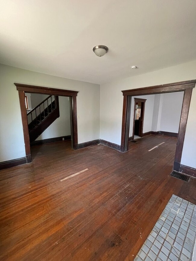 Building Photo - 4 bedroom 2 full bath House