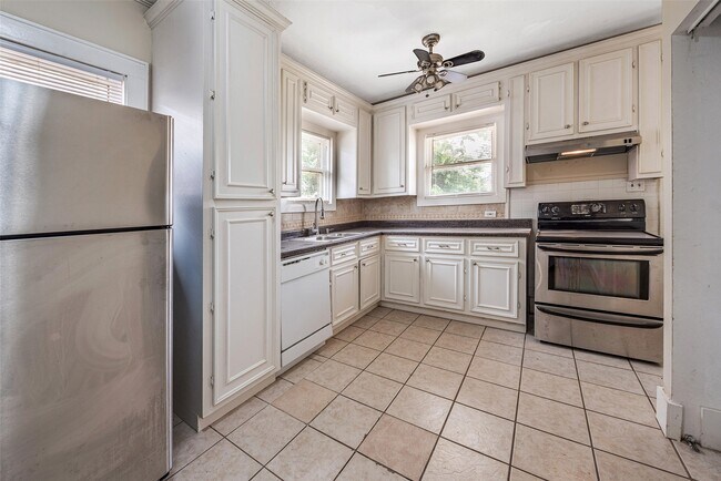 Building Photo - 2611 Rosewood St