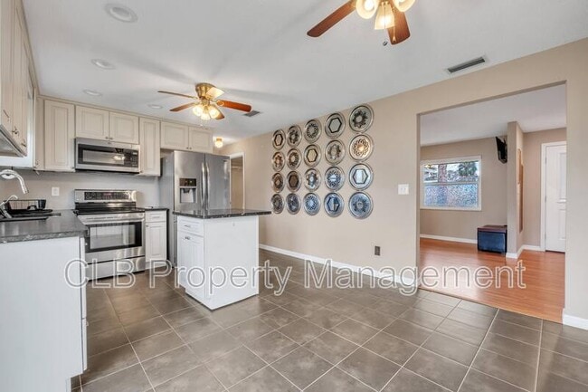 Building Photo - 709 Hillville Dr