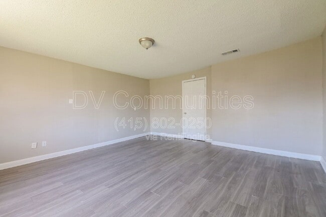 Building Photo - 4850 Bedford Dr