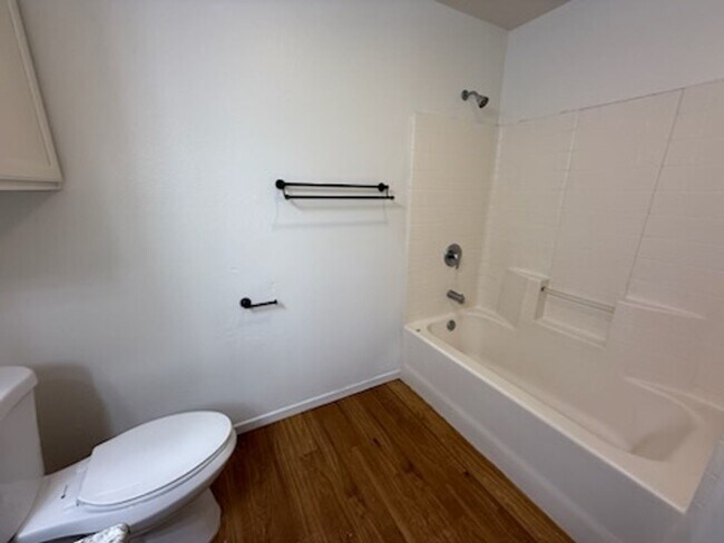 Building Photo - 1 Month Free - Upstairs 2 Bedroom Apartment
