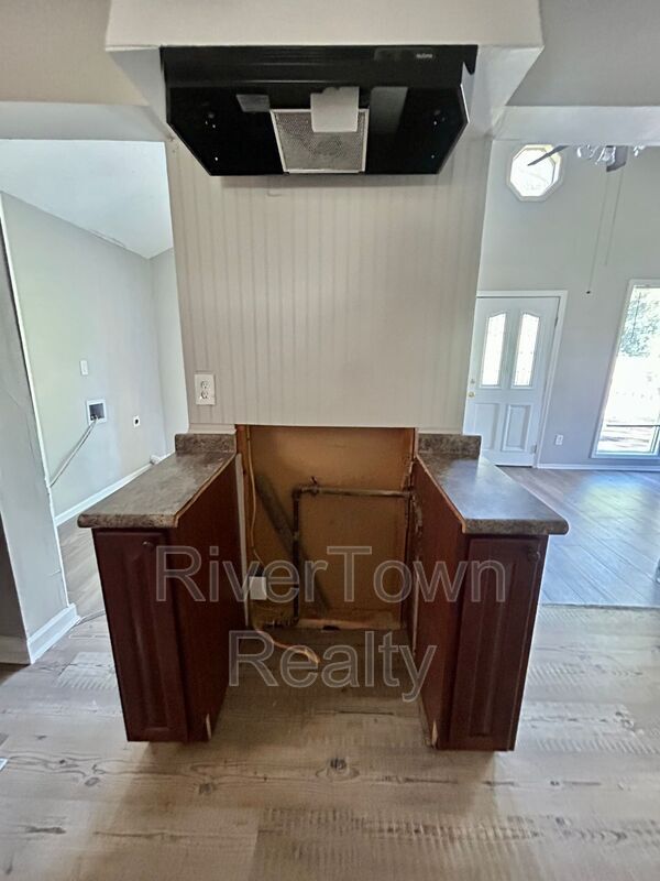 Building Photo - 2407 Larose Ave