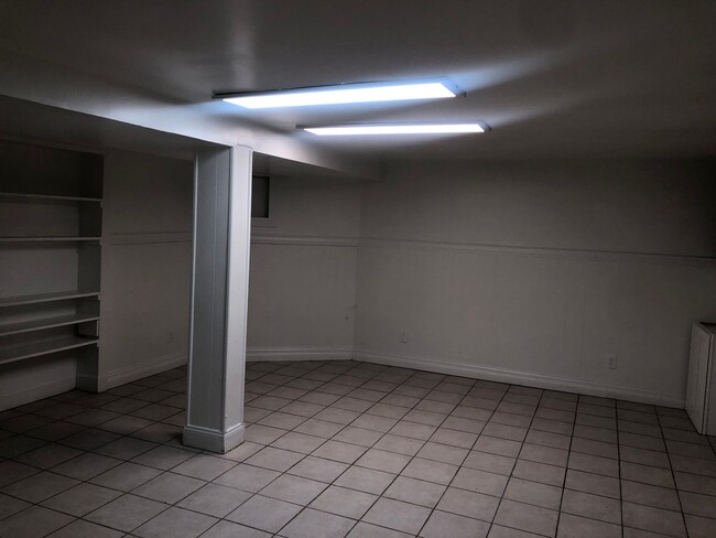 Building Photo - 3 bedroom 1.5 bathroom in Baltimore