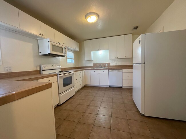 Building Photo - **AVAILABLE NOW** Fabulous 2 Bed/2 Bath in...