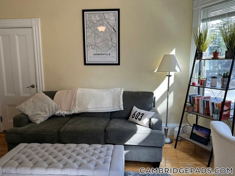 Building Photo - 176 Elm St